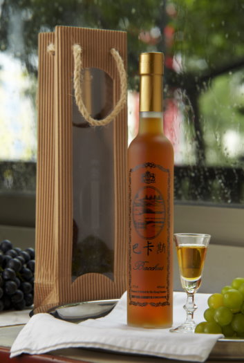 巴卡斯白蘭地（左）與草莓淡酒（右）