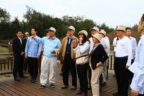 嘉義園區開園由陳保基主委及本局同仁為前行政院長陳冲解說園區設施與鳥類活動（黃信富攝） 