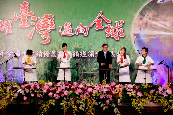 陳保基主任委員與 「 Punch 打擊樂團」 合演 陳保基主任委員與 「 Punch 打擊樂團」 合演