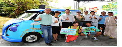 2位年輕嚐鮮大使（前排蹲者）駕駛超級鮮豔吸睛的嚐鮮車，以一個月時間，品嚐在地旬食，農遊走透透