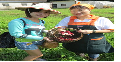 一佳村的淑惠（右），親手醃漬的洛神花蜜餞又酸又甜，有機堆肥的健康滿滿，天然的尚好 