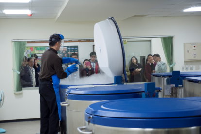 遺傳育種組吳明哲組長（右 1 ）介紹畜產種原中心種原保存情形 