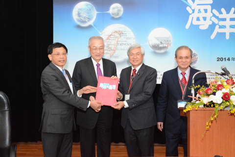 《 2014 海洋臺灣行動綱領》 提交吳敦義副總統  《 2014 海洋臺灣行動綱領》 提交吳敦義副總統