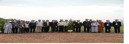 馬英九總統與參加103年中樞紀念植樹活動貴賓合影