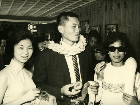 02 1963 年麵食推廣運動期間，主辦單位特別邀請運動健將楊傳廣前來參觀，試吃甜甜圈（中華穀類食品工業技術研究所 提供） 