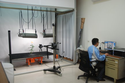 圖 2 檢定人員於檢定攝影室進行玫瑰檢定 