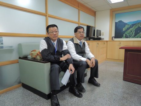 農地銀行承辦人吳司聰（左）與股長 謝清標 （右） 