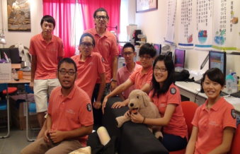 駐村的虎尾科大學生（右）與初步完成夢想牆面的手稿（左）