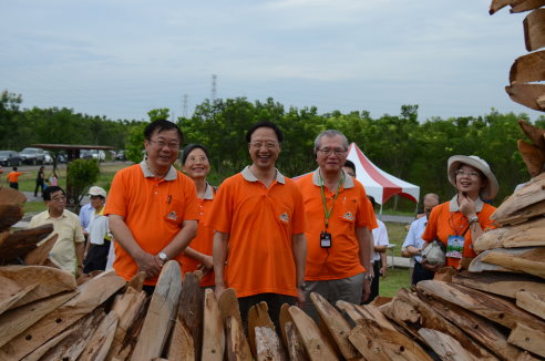 江宜樺院長（中）與陳保基主委（左）欣賞窗櫺藝術作品 