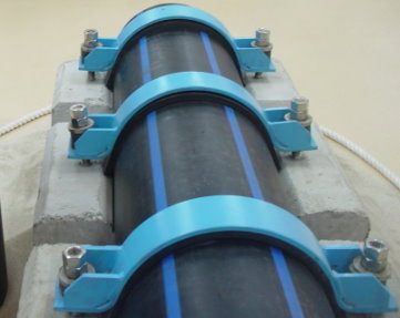 利用深層海水進行鮪類養殖，左上圖為深層海水取水管以水泥塊固定後，再沈入海底佈設