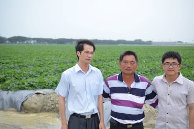 農地銀行承辦人洪坤照主任（左）、大佃農蘇杭洲（中）、大佃農兒子蘇瑋湧（右） 