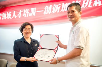 農委會培訓課程協助培訓農業科技產業化人才（左）前科技處葉瑩處長頒發AMMOT-plus學員結業證書；經營管理菁英班學員大合照（右）