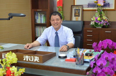 仁德區農會曾佳哲總幹事（左）、農地銀行承辦人黃慧君（右） 