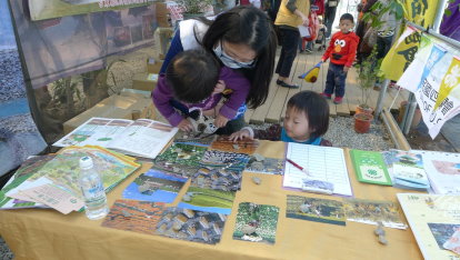 102 年度水田生態教育推廣成果展（左）及科學兒童體驗營（右）