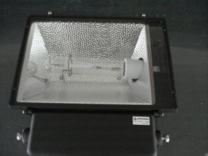 高壓鈉燈（左）電照假球莖更為飽滿（中），提高文心蘭切花品質（右）