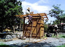 社區工班以竹材美化廁所