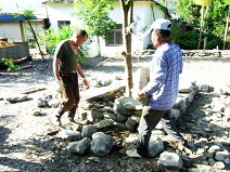 以當地撿拾的石材堆砌樹圍石 