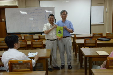 張森博士(右1)回母校演講(中興大學森林系提供) 張森博士(右1)回母校演講(中興大學森林系提供)