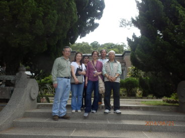 張森博士(左 1 )尋訪相思樹原生優勢母樹 張森博士(左 1 )尋訪相思樹原生優勢母樹