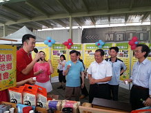 魚池鄉農會王總幹事威文（左 1 ）介紹該農會經濟事業發展及產品特色 