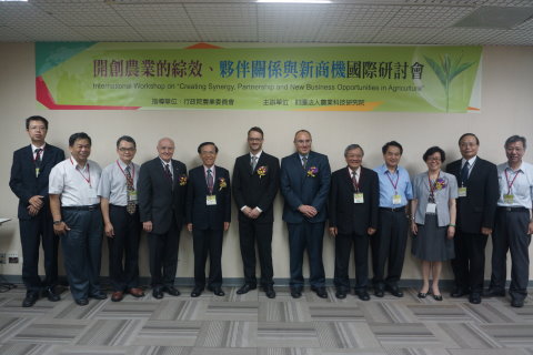 「開創農業的綜效、夥伴關係與新商機」國際研討會本年 9 月 19 日假臺北世貿中心舉辦，本會陳文德副主任委員、農科院院長葉瑩、加拿大農業部前首席科學家 Dr. Matel 、以色列 MIGAL 研究所執行長 Mr. Levy 及丹麥豬隻研究中心 PRC Mr. Nielsen 及國內產官學界代表合影 