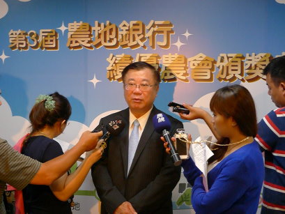 陳主委接受電視媒體採訪 