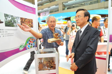 陳副主任委員仔細聆聽研發成果說明 