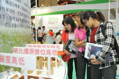 農產品加工成果吸引一般民眾參觀詢問 