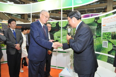 吳副總統參觀農業館之 「山葵在植物工廠之種植及栽培技術」展出，並給予本會林試所黃裕星所長高度肯定 