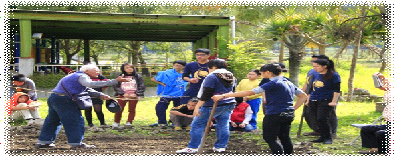 部落耆老指導東華學生種小米 