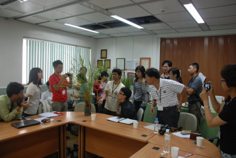 圖 5 臺灣與 IRRI 雙方研究人員進行操作經驗交流