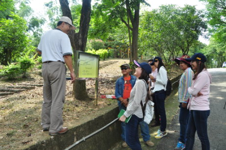 於屏東科技大學為泰方技術人員實地講解山邊溝施作方法 