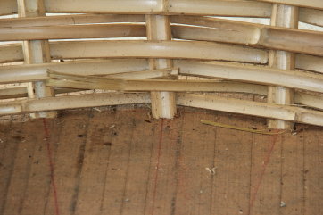 竹編牆體以壓一挑一的方式編組