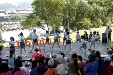 2012 年 9 月儲木池畔榕樹平臺下熱鬧非凡的小花蔓澤蘭防治宣導活動（陳林燊提供） 