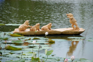 儲木池中生動的木雕作品（陳林燊提供） 