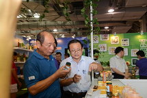 03 農糧署李蒼郎署長於會場瞭解產品研發進度 03 農糧署李蒼郎署長於會場瞭解產品研發進度