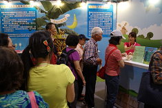 06 活動現場由展場人員為民眾詳細說明 06 活動現場由展場人員為民眾詳細說明