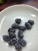 圖1 多元化黑豆加工品黑豆茶（左）、黑豆菓子（中）及黑豆甘露煮（右）