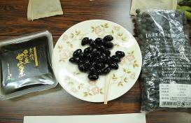 圖 1 多元化 黑豆加工品黑豆茶（左） 、 黑豆菓子（中） 及 黑豆甘露煮（右）
