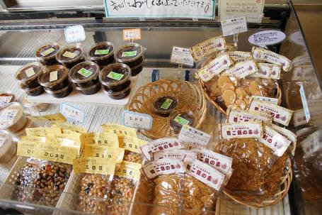 圖 6 流橋食彩之會銷售店鋪，展售以在地特產自製醃漬產品，種類豐富 