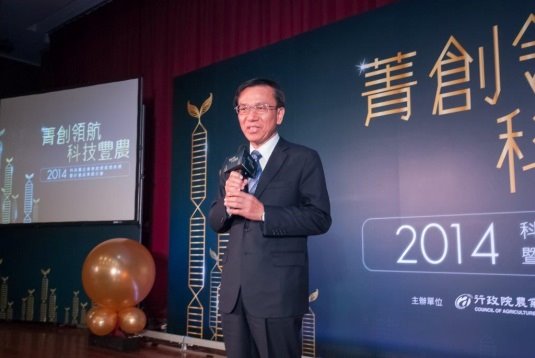 陳副主任委員文德 ( 中 ) 巡視頒獎典禮之展示區 