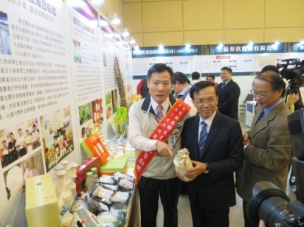 農委會陳副主任委員文德 ( 中 ) 及科技處盧虎生處長 ( 左 4) 與 8 家得獎農企業代表合影 