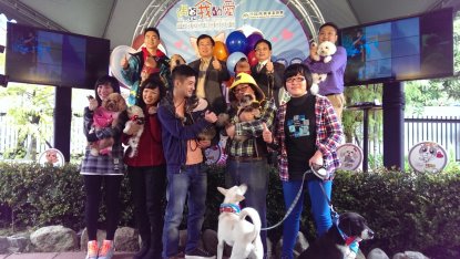 完成許願儀式後，陳保基主委(後排左2)與畜牧處黃國青處長(後排右2)、馴犬達人「熊爸」(左1)及與會飼主合影