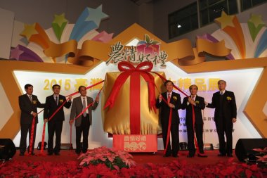 6 位貴賓一起揭開開幕禮盒。由右至左，臺大楊泮池校長、立法院王金平院長、農委會陳保基主委、全國農會張永成總幹事、全國漁會林啟滄總幹事、全國農業金庫陳朝輝董事長。 