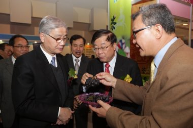 農委會陳保基主委 ( 中 ) 與臺大楊泮池校長 ( 左 ) 齊讚羅珠玉盤，右為南投縣水里鄉農會張啟荃總幹事 