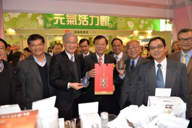 農委會陳保基主委 ( 中 ) 、臺大楊泮池校長 ( 左 2) 一同與農漁會總幹事合影 