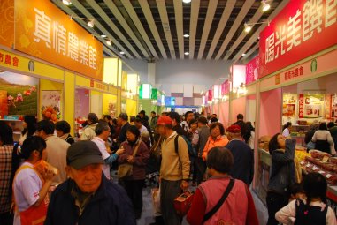 人潮萬頭鑽動，手提精品好禮 