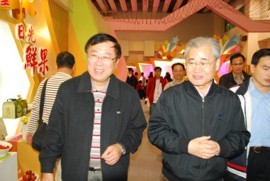 行政院毛治國院長 ( 右 ) 由農委會陳保基主委 ( 左 ) 陪同進入百大精品會場 