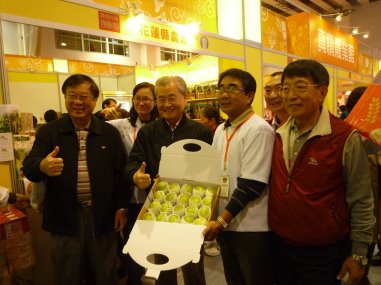 行政院毛治國院長 ( 左 2) 由農委會陳保基主委 ( 左 1) 陪同，親切地與工作人員合影，讚許棗子大又美 