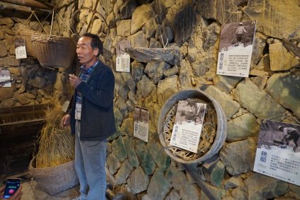 田邊聊寮開張前由當地老農進行泥土地板最後夯實工作（圖 / 許曉華） 